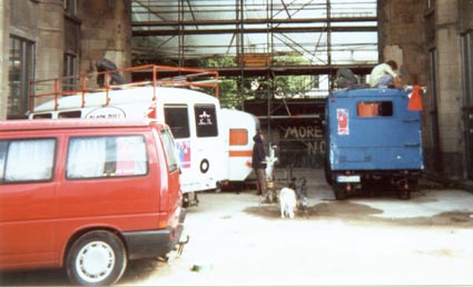 unsere wannen vor dem tacheles